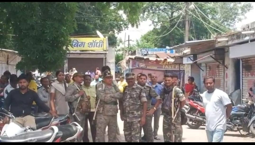 सिंदरी फिर हुई अशांत, दुकानदारों की परेशानी में दबंगों ने किया हस्तक्षेप और बिगड़ गई बात 