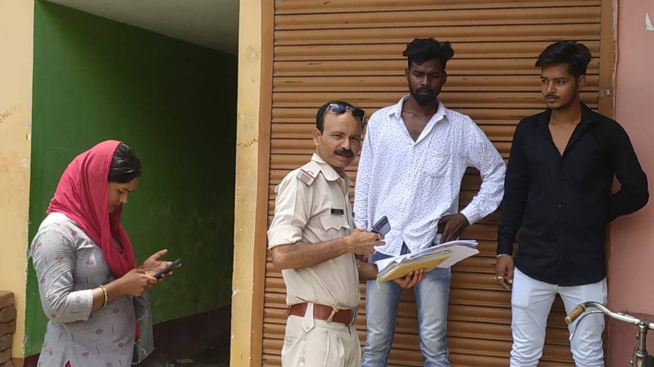 महिल का आरोप जेठ और देवर ने बेच डाली मकान, न्याय की गुहार लगाते महिला पहुंची थाने