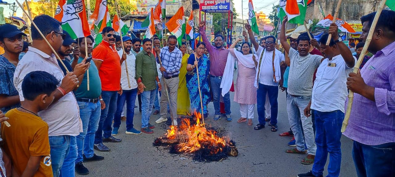 मणिपुर की घटना के बाद दुमका में कांग्रेस कमिटी ने किया गुस्से का इजहार, पीएम  मोदी का पुतला दहन कर की नारेबाजी