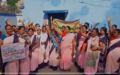 9 सूत्री मांगों को लेकर आशा कार्यकर्ताओं का अनोखा प्रदर्शन, गीत गाकर सरकार तक रख रही अपनी बात