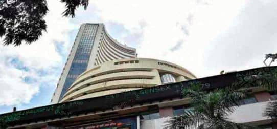 हफ्ते के आखिरी दिन शेयर बाजार में गिरावट , सेंसेक्स 800 पाइंट गिरा  