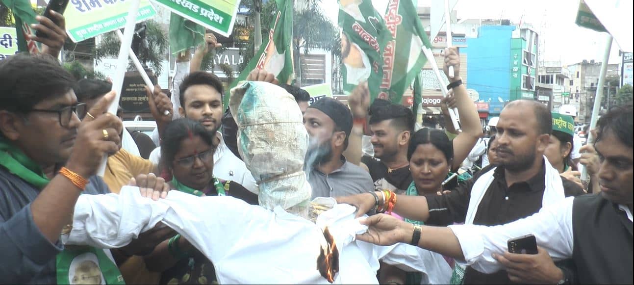 मणिपुर हिंसा पर झारखंड में बवाल, आदिवासी संघ ने पुतला जलाकर फिरायालाल चौक में किया प्रदर्शन