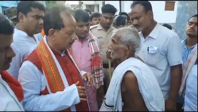 अश्लील वीडियो वायरल मामले में पीड़ित परिवार से मिले नेता प्रतिपक्ष विजय सिन्हा , कहा– बिहार में कानून व्यवस्था ध्वस्त