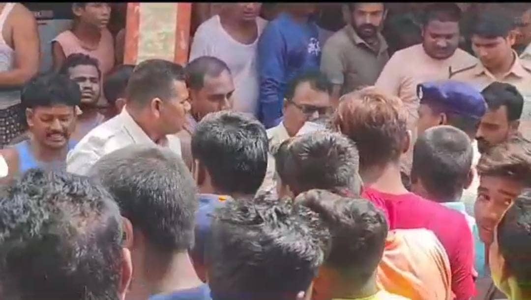 छात्रा से छेड़खानी करना मचचले शिक्षक को पड़ा भारी, जमकर हुई धुनाई, पढ़ें गुरु-शिष्य के रिश्ते को दागदार करनेवाली घटना