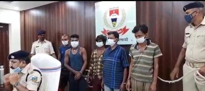 अवैध शराब अड्डे पर एसपी ने मारा छापा, शराब माफिया गिरफ्तार