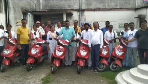 गोमिया में 19 एएनएम को मिला इलेक्ट्रनिक स्कूटी, विधायक डॉ लम्बोदर महतो ने किया वितरण