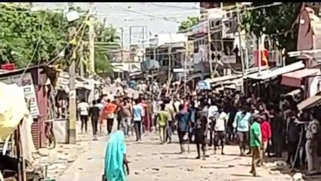 मोहर्रम में झंडा लगाने को लेकर दो पक्षो में पत्थरबाजी, आधा दर्जन से ज्यादा पुलिसकर्मी घायल, छावनी में तब्दील हुआ इलाका