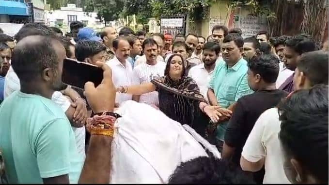 रात्रि पाली में ड्यूटी के दौरान नाईट गार्ड की संदेहास्पद मौत, परिजनों ने की मुआवजे की मांग