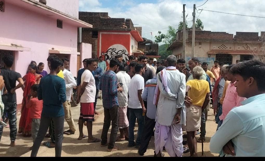 ट्रैक्टर के चपेट में आने से रिटायर्ड शिक्षक की मौत, दूसरे की हालत गंभीर