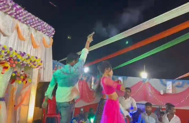 जन्मदिन समारोह में हर्ष फायरिंग का वीडियो वाइरल, बार बालाओं के साथ ठुमका लगाते दिखा अपराधी 