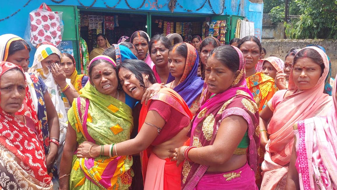 बाइक के टक्कर से वृद्ध महिला की मौत, परिजनों और ग्रामीणों ने किया सड़क जाम