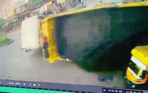 ट्रक और ऑटो में जोरदार टक्कर, चालक की मौत, लोगों के सड़क जाम कर की मुआवजे की मांग