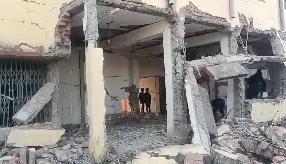 नक्सलियों ने सिलेंडर बम से उड़ाया सरकारी भवन, मोबाल टावर में भी लगाई आग