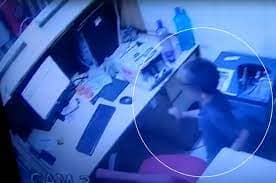 5 साल के बच्चे ने लूटा बैंक,10 सेकंड में उड़ाये लाखों रुपये, घटना CCTV में कैद