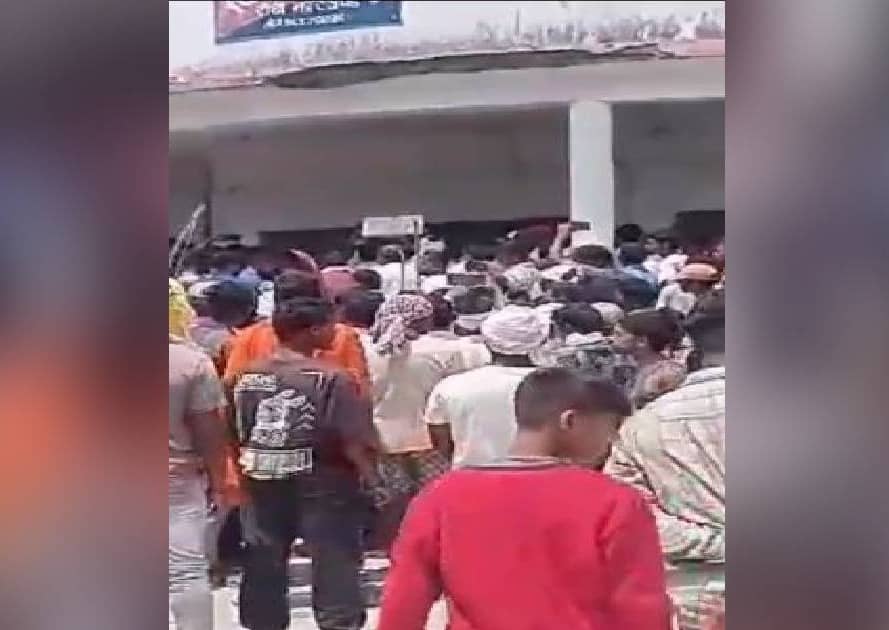 स्कूल शिक्षक पर लगा छेड़खानी का आरोप, आक्रोशित ग्रामीणों ने थाना का किया घेराव