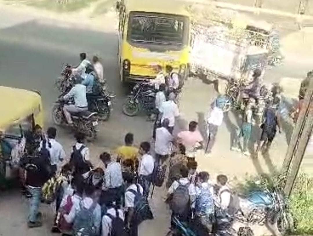 स्कूली बस और पिकअप में सीधी टक्कर, आधा दर्जन छात्र-छात्रा घायल, जानें कैसे हुआ हादसा   