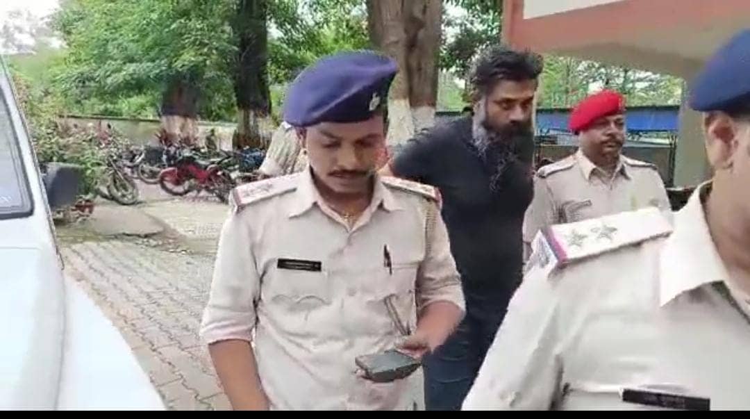 अपराधी बेलगाम! प्रेमी ने प्रेमिका के पड़ोसी के घर की पांच राउंड फायरिंग, पढ़ें क्यों दिया घटना को अंजाम