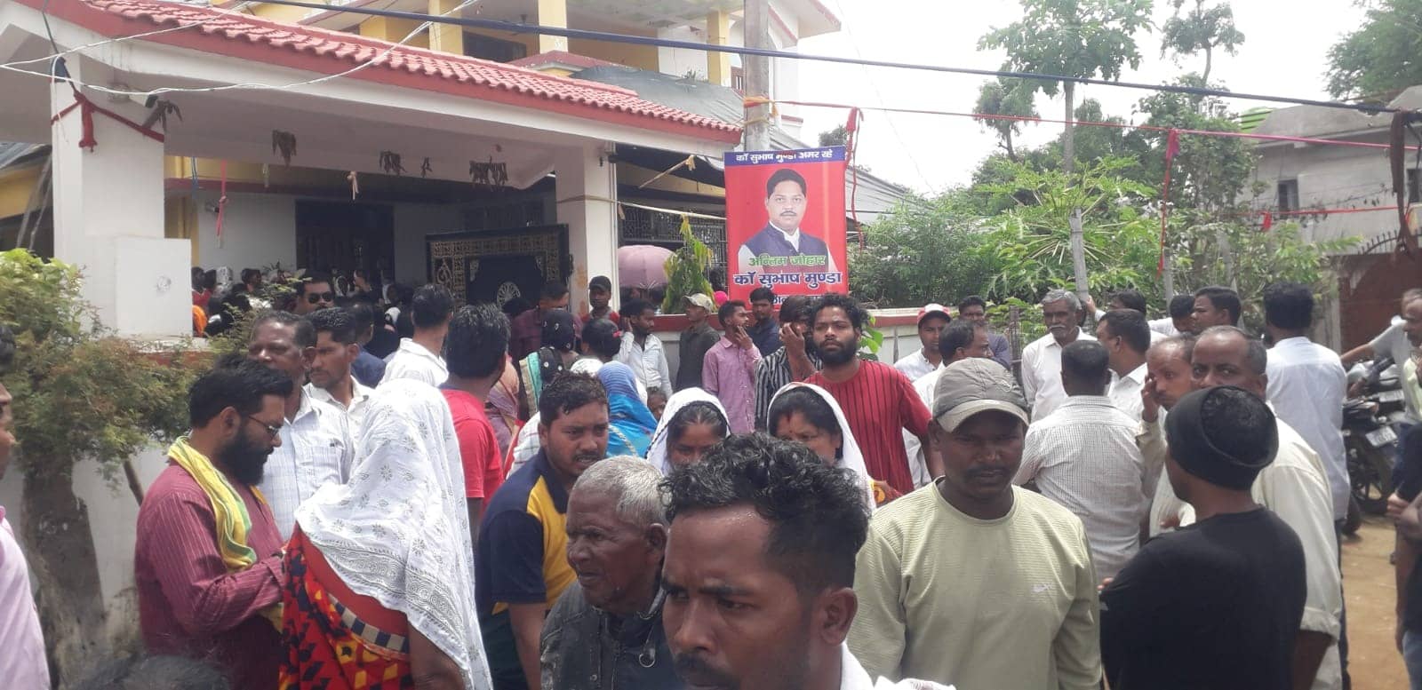 सुभाष मुंडा के दाह संस्कार पर उमड़ी समर्थकों की भीड़, बाबूलाल मरांडी सहित विपक्षी नेताओं की मौजूदगी