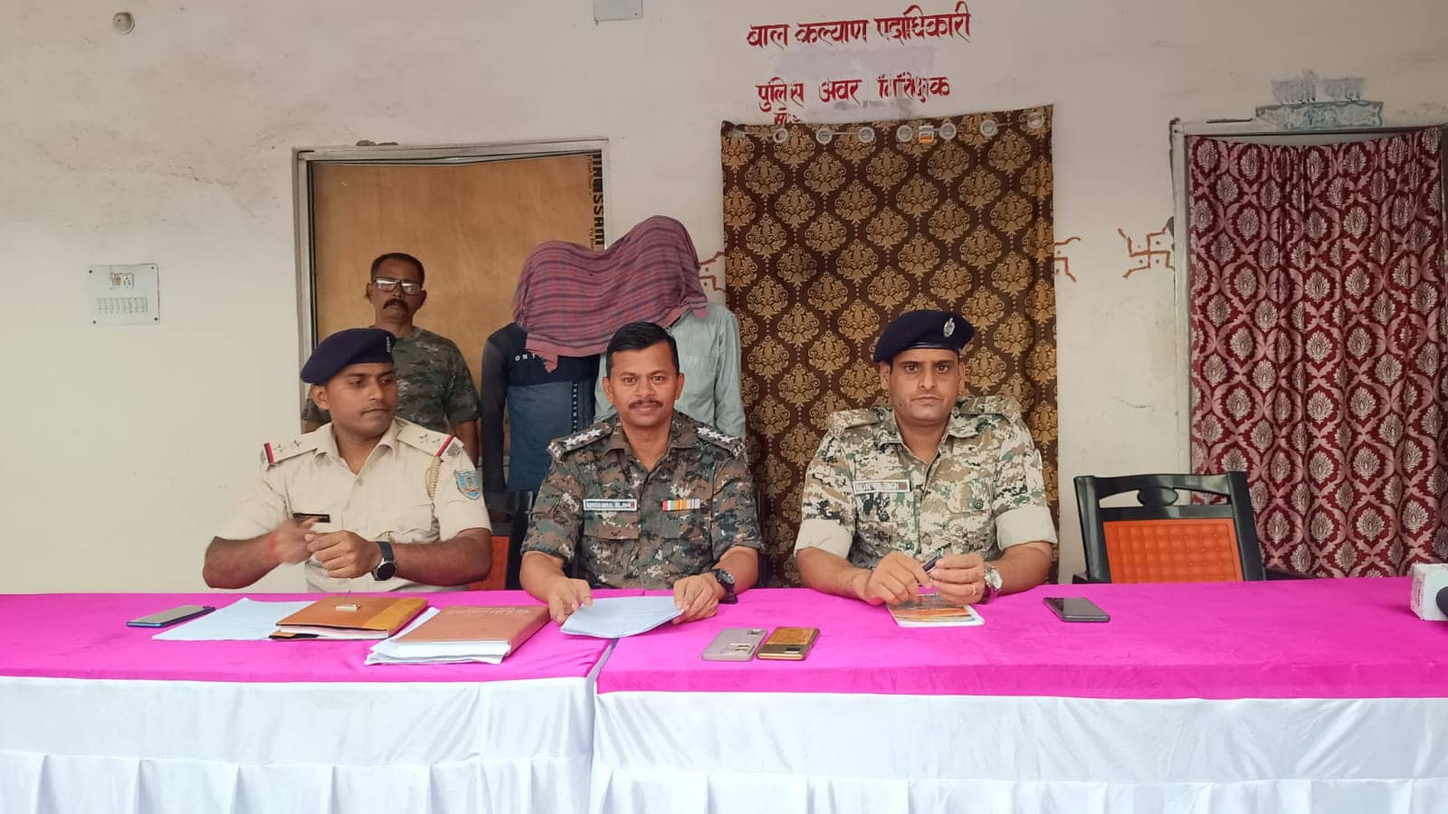 अपडेट: पेड़ से बांध कर महिला की पिटाई का मामला निकला अवैध संबध का, मामले में दो सौतन समेत चार गिरफ्तार