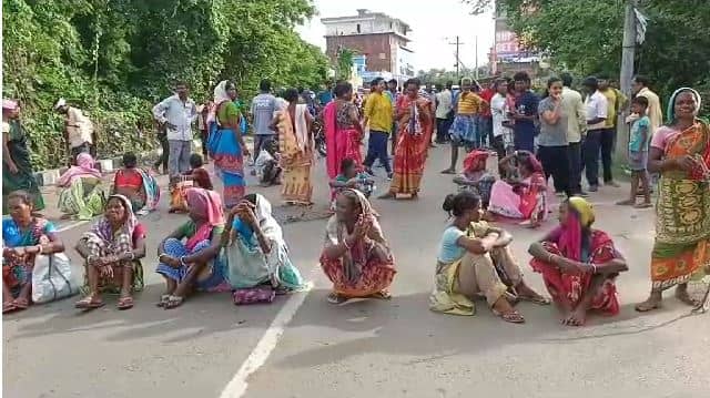 दुमका में ग्रामीणों ने मुफस्सिल थाना समेत मुख्य मार्ग को किया जाम, जानिए क्या है पूरा मामला