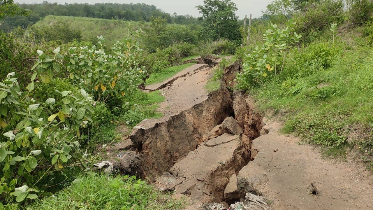 धनबाद के निरसा में फटी जमीन ,हुआ भूधंसान , लोगों के मरने और घायल होने की आशंका  