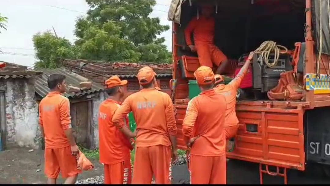 "बॉयलर" बनी धरती में गिरे को तलाश रही NDRF, झरिया की धरती में जो चला जाता जीवित नहीं बचता
