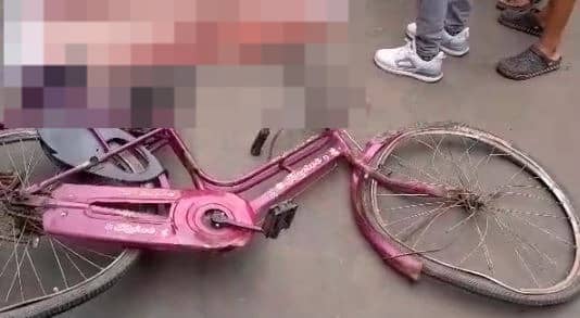 बस ने साइकिल सवार युवती को मारी टक्कर, मौके पर ही मौत, जानें क्यों पुलिस पर भड़के लोग