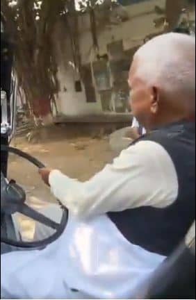 लालू यादव ने संभाली अपनी जीप की स्टीयरिंग, कहा- वर्षों बाद गाड़ी चला के अच्छा लगा