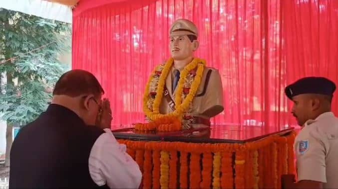लोहरदगा जिला मुख्यालय परिसर में शहीद एसपी अजय कुमार सिंह की प्रतिमा का किया अनावरण