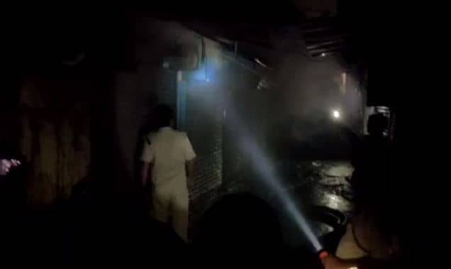 जमशेदपुर: मोबाइल दुकान सहित 5 अन्य दुकान में लगी भीषण आग, समय पर पाया गया काबू, बड़ा हादसा टला