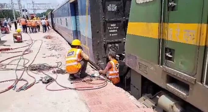 भोजपुर : बड़ा रेल हादसा टला, पार्सल ट्रेन की कपलिंग टूटने से निकलने लगा धुआं, मची अफरा-तफरी