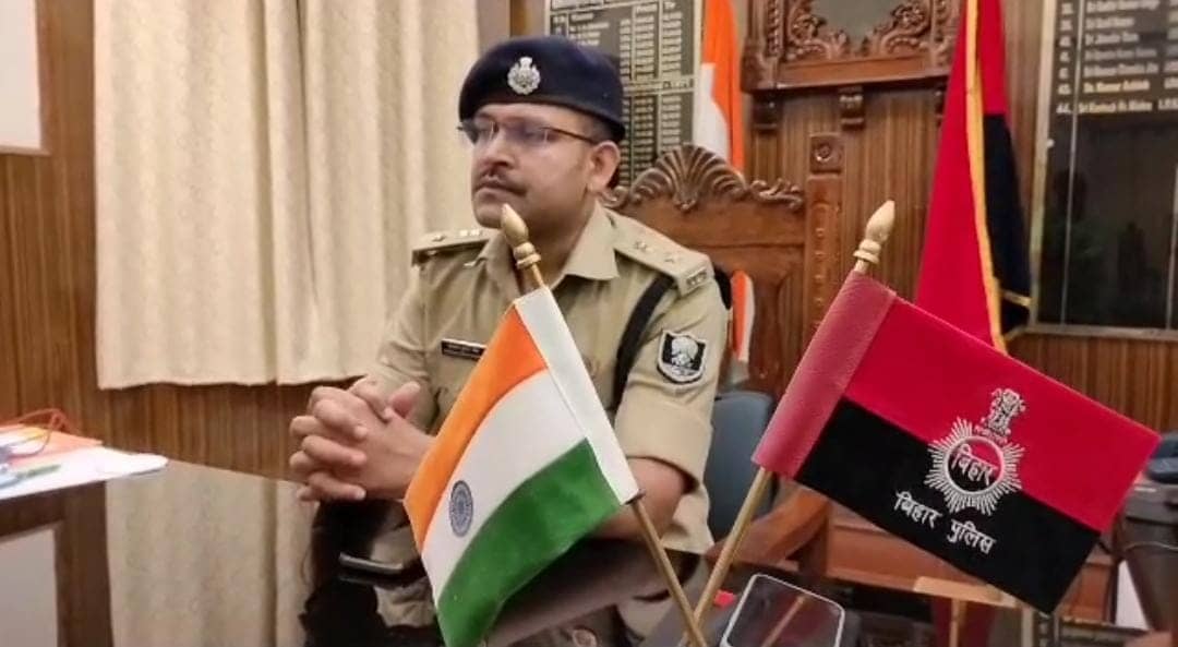 एक लाख का इनामी अपराधी चढ़ा पुलिस के हत्थे, जाली नोट का है धंधेबाज़, जाने NIA को कैसे देता था चकमा