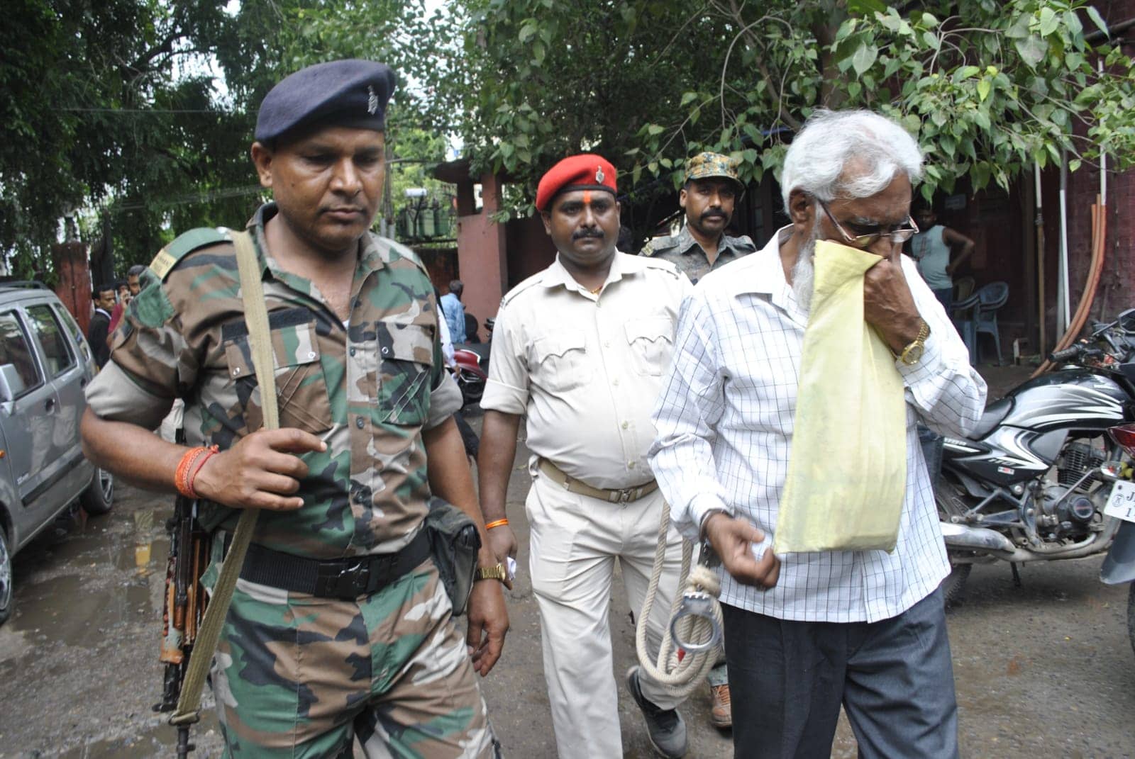 वासेपुर के गैंगस्टर प्रिंस खान के पिता ने किया आत्मसमर्पण, जानिए क्या था आरोप 