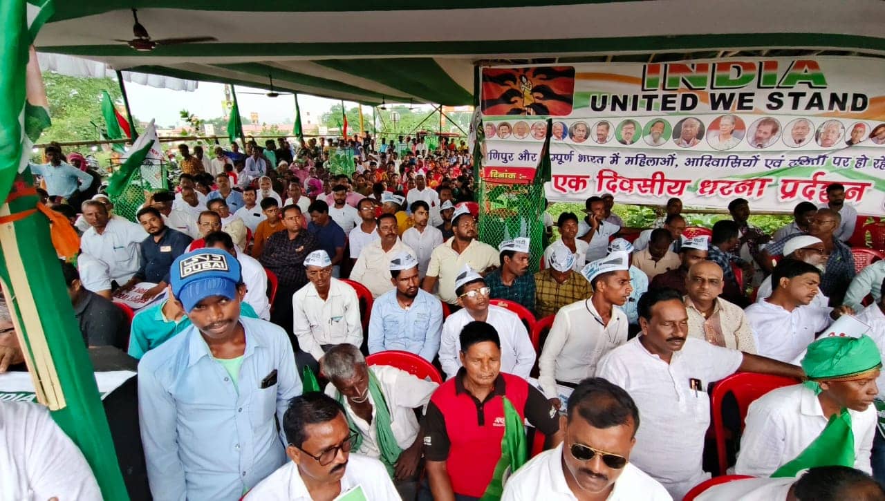 गिरिडीह में इंडिया एलायंस के नेताओं ने दिया धरना, नेताओं ने पीएम से पूछा आखिर कब तक जलता रहेगा मणिपुर