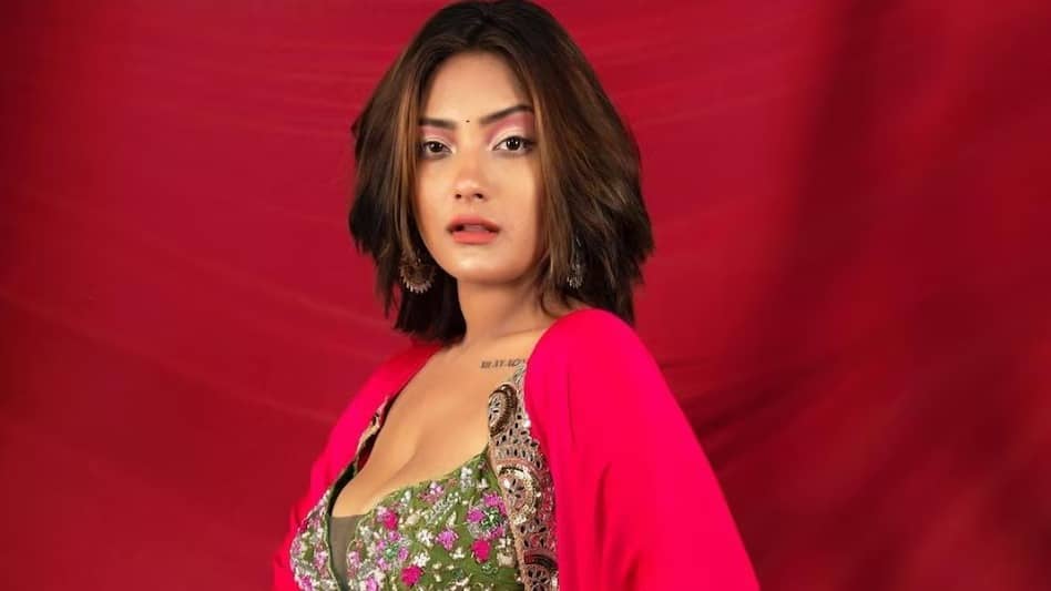 एक्ट्रेस आशिका भाटिया अपनी सिगरेट की लत की वजह से हुई सोशल मीडिया पर ट्रोल , सिगरेट एडिक्शन ने करवा दी लड़ाई