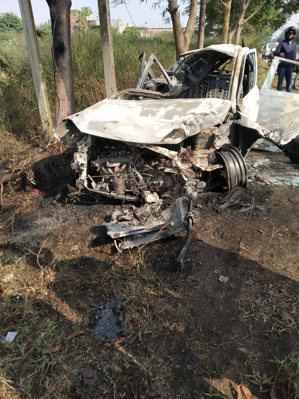 तेज रफ्तार में अनियंत्रित  होकर कार पेड़ से टकराई, आग लगने से कार जलकर राख