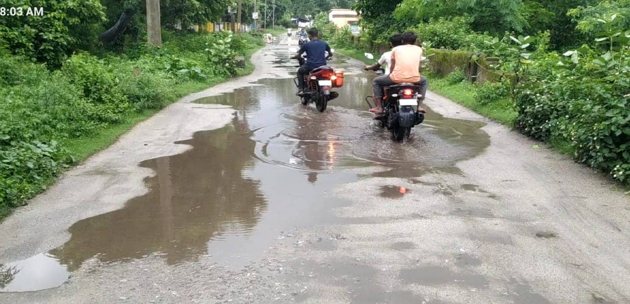 सड़कों पर बने गड्ढे दुर्घटना को दे रहे न्योता, गोमिया प्रखंड के सड़कों पर संभलकर चलिए, वरना हो सकते हैं हादसे का शिकार 