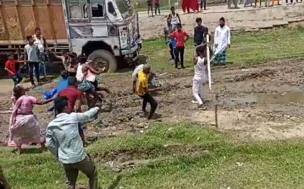 भागलपुर: बच्चों के विवाद में खूब चले लाठी-डंडे, सोशल मीडिया पर वायरल हो रहा है वीडियो