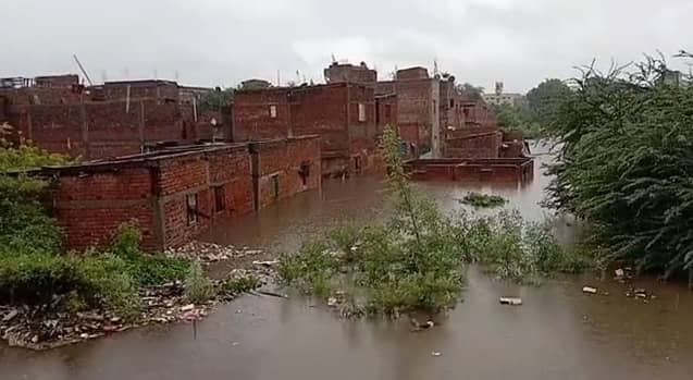 जमशेदपुर में नदियों का रौद्र रूप, सौ से अधिक घरों में घुसा पानी, प्रशासन अलर्ट