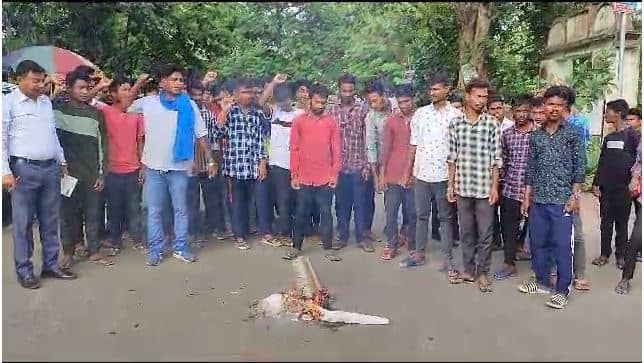 आदिवासी छात्र संगठन ने फूंका विधायक डॉ इरफान अंसारी का पुतला