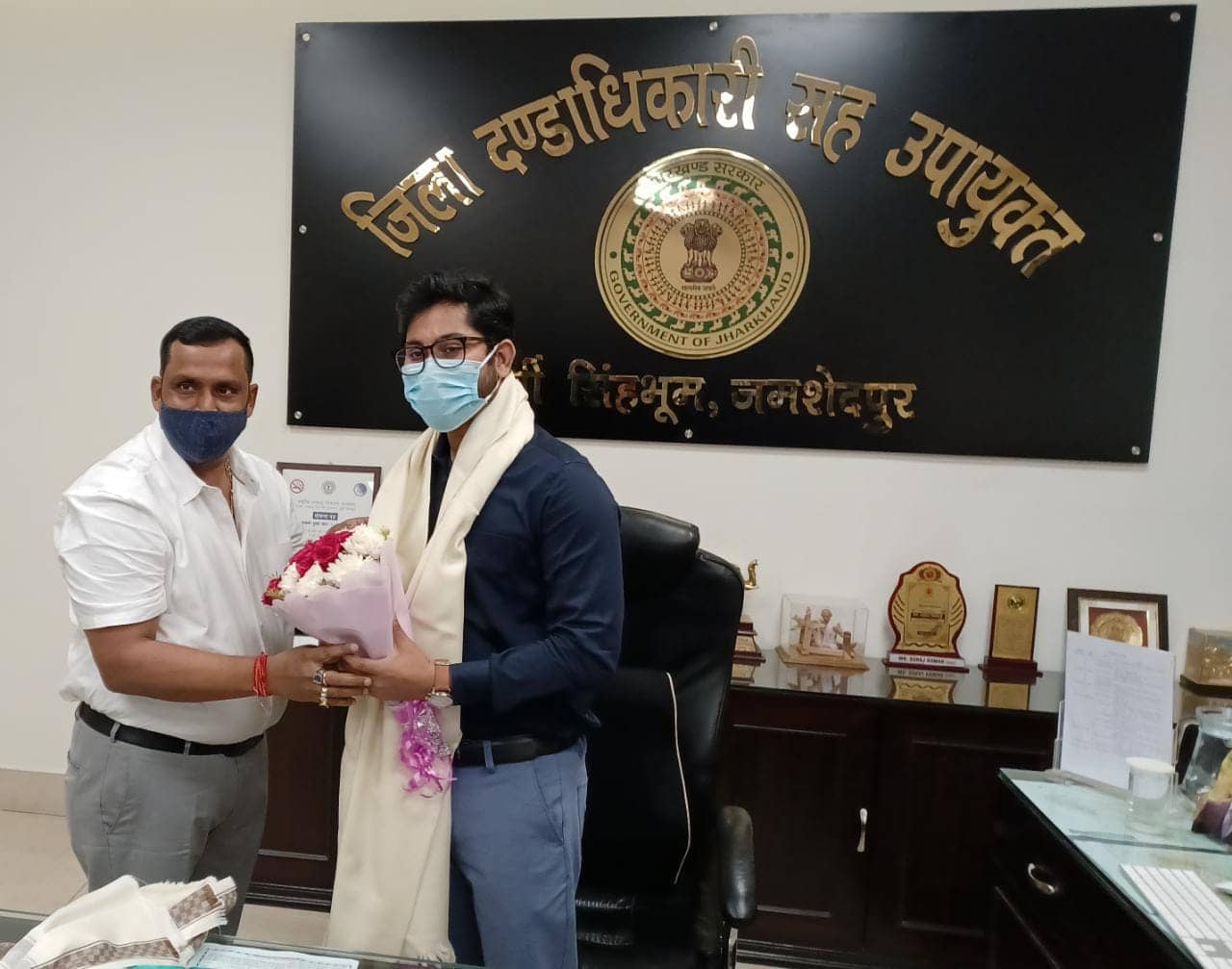 स्वच्छता सर्वेक्षण में बेहतर प्रदर्शन पर मंत्री बन्ना गुप्ता ने डीसी  को किया सम्मानित