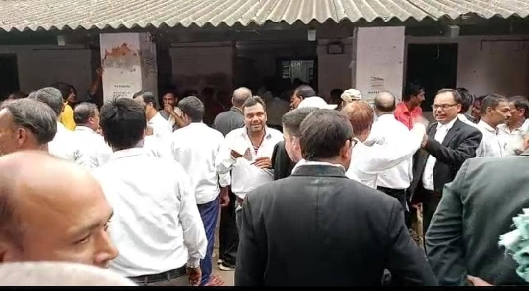 भागलपुर सिविल कोर्ट के प्रथम न्यायिक दंडाधिकारी का अधिवक्ताओं ने किया विरोध, जानें वजह