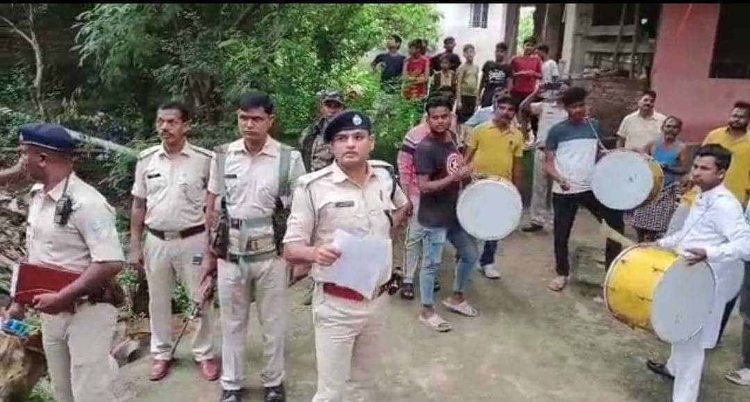 नीरज सिंह के घर ढोल नगाड़ों के साथ इश्तिहार चिपकाने पहुंची पुलिस, रंगदारी केस में  चल रहा फरार