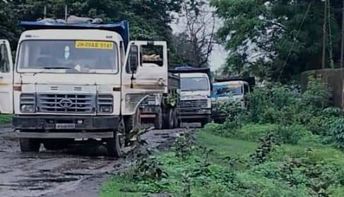 सीसीएल गोविंदपुर परियोजना से होने वाली कोयले की ट्रांस्पोर्टिंग ठप्प, जर्जर सड़क की मरम्मत की उठी मांग  