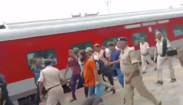 यूट्यूबर मनीष कश्यप की बेतिया कोर्ट में पेशी, स्टेशन पर समर्थकों का भारी भीड़, जमकर लगे नारे