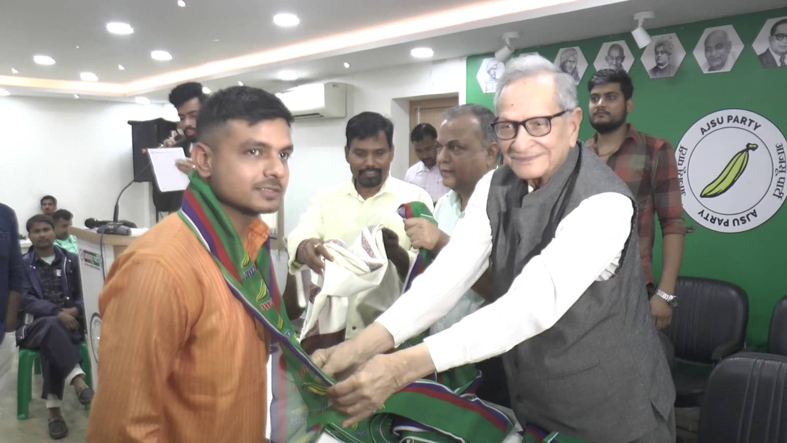 सैकड़ों लोगों ने थामा AJSU का दामन, आजसू नेता ने कहा मजबूती के साथ उतरेंगे चुनाव में