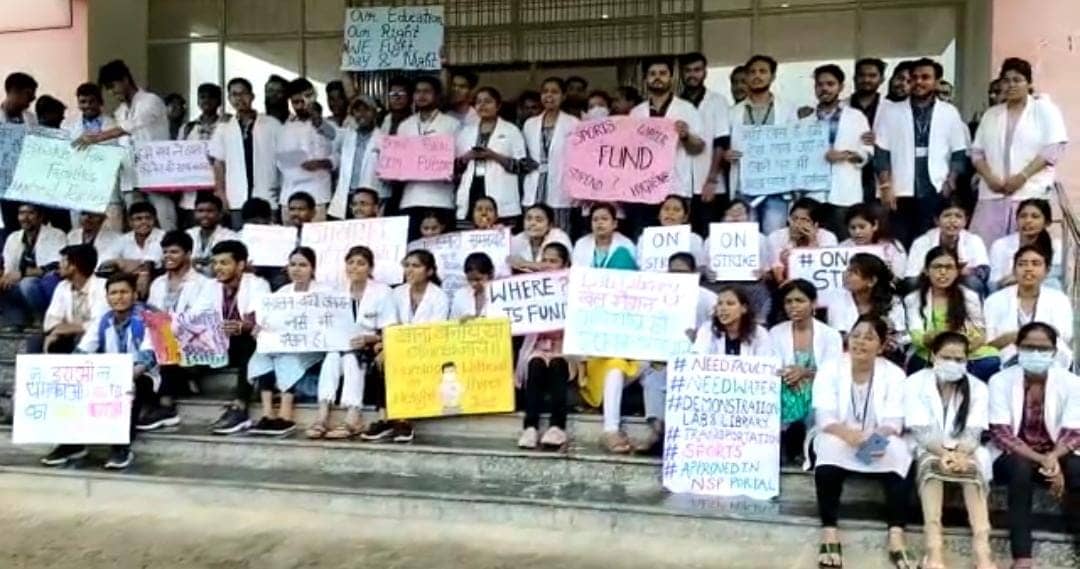 अनिश्चितकालीन हड़ताल पर जवाहरलाल नेहरू चिकित्सा अस्पताल के छात्र-छात्राएं, जाने क्या है उनकी मांग