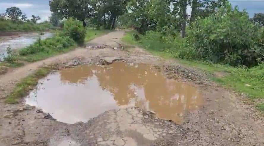 विकास की बाट जोहता झारखंड का ये जिला आज भी मूलभूत सुविधाओं से है वंचित, सड़क  के नाम पर बचे हैं किचड़ से भरे जानलेवा गड्ढे