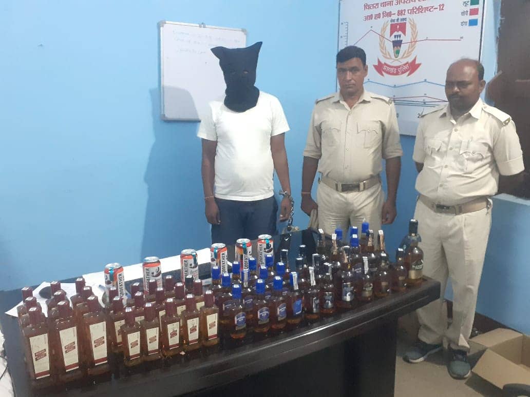 राशन दुकान में चल रहा था अवैध शराब का कारोबार,पुलिस ने दर्जनों बोतल के साथ किया गिरफ्तार