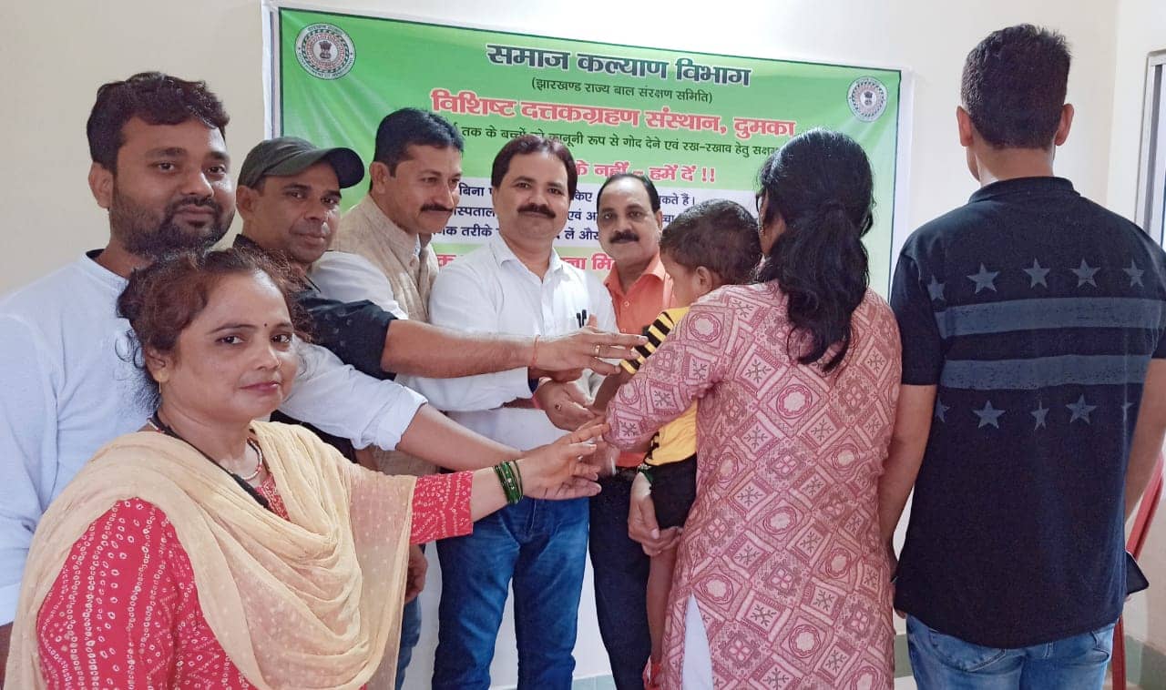 8 साल के लंबे इंतजार के बाद भरी इस दंपत्ति की गोद, बच्चे को गोद लेकर खुश हुए माता-पिता